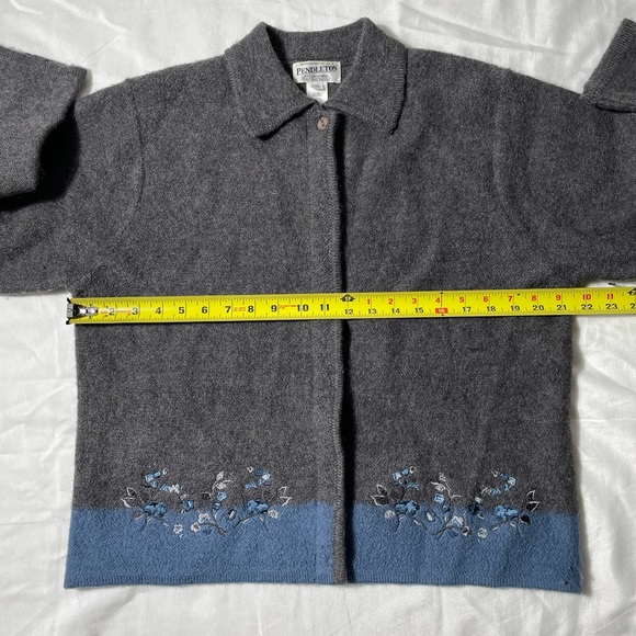 Vintage Pendleton Cardigan Women’s XL  Wool Gray Blue Floral Embroidery Boxy - Picture 3 of 6